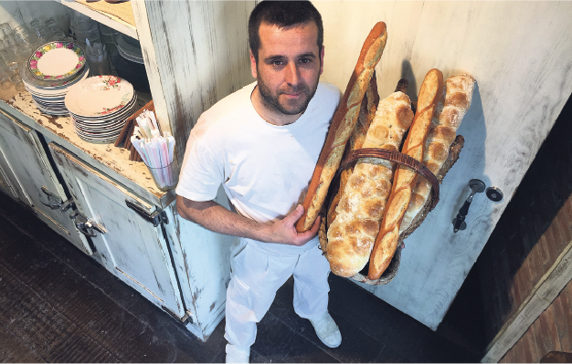 Javier Quintana mostra la seva feina al taller de pa Serrajòrdia. FOTO:  JR ARmadàs