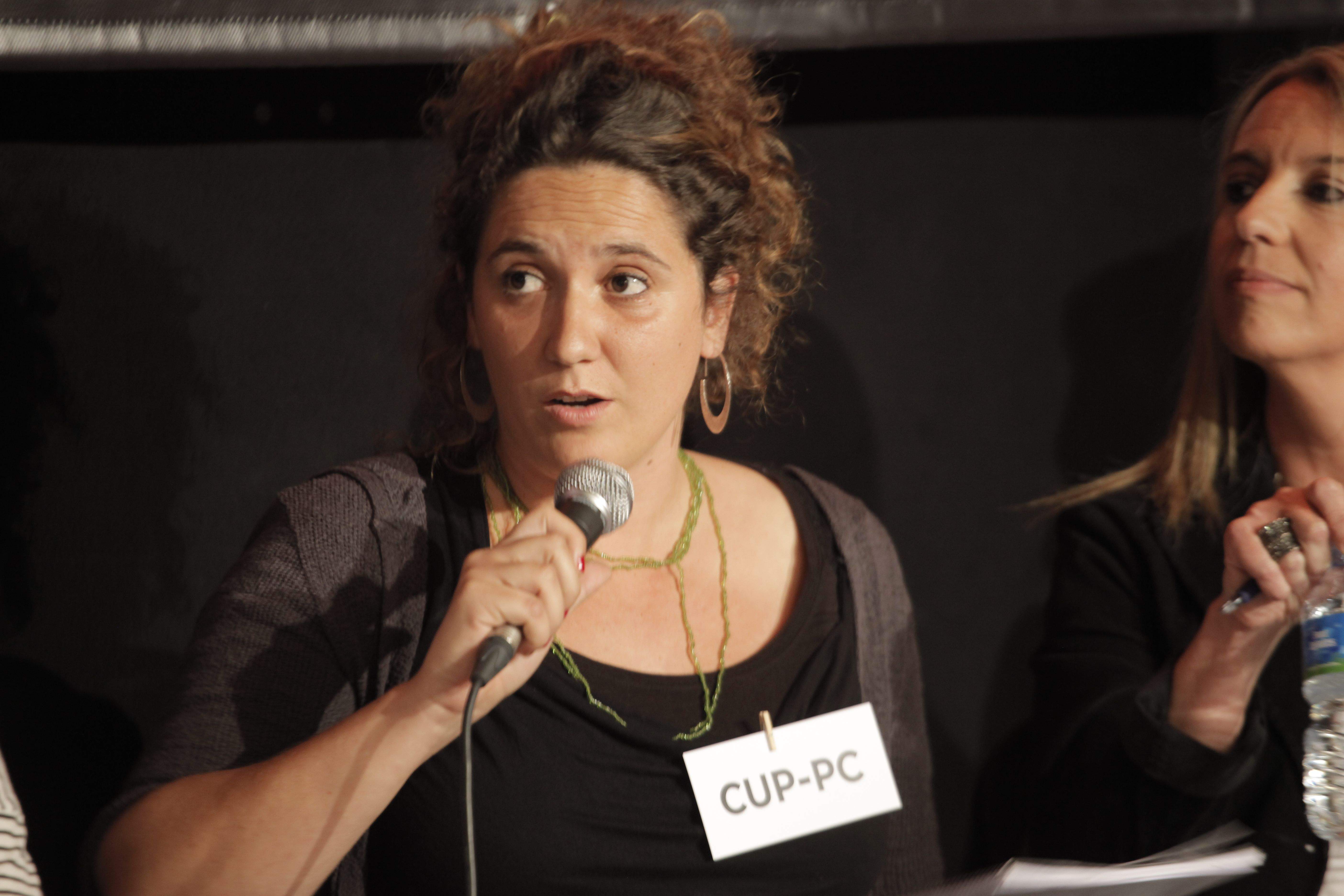 Núria Gibert va fer la pregunta a la candidata d'Esquerra, Mireia Ingla. FOTO: Artur Ribera