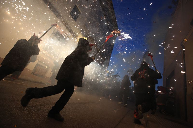 Els Diables organitzen un correfoc per celebrar els 25 anys de la colla. FOTOS: Lali Puig