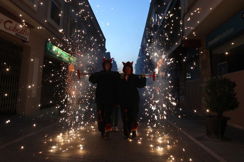 Correfoc per celebrar els 25 anys de la colla. FOTOS: Lali Puig