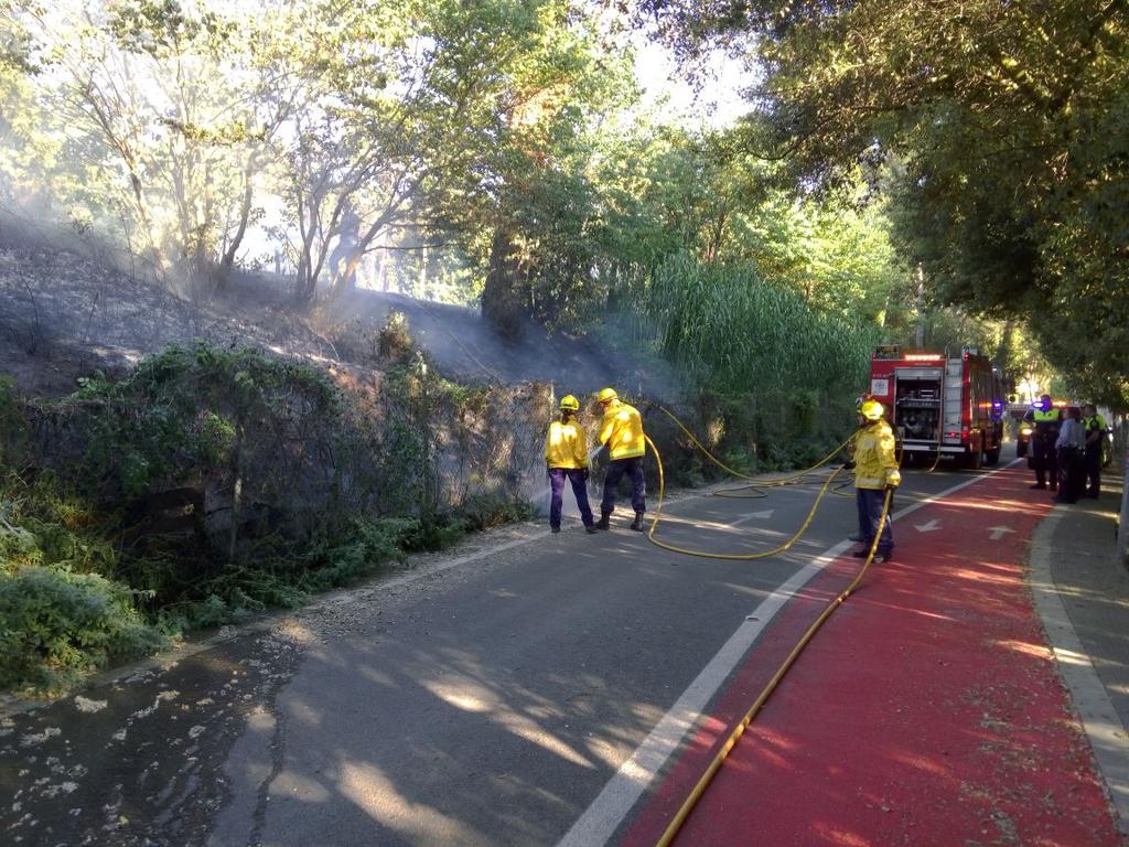 El primer incendi es declarava prop del camp de golf dissabte a la tarda. FOTO: @gieadfscv