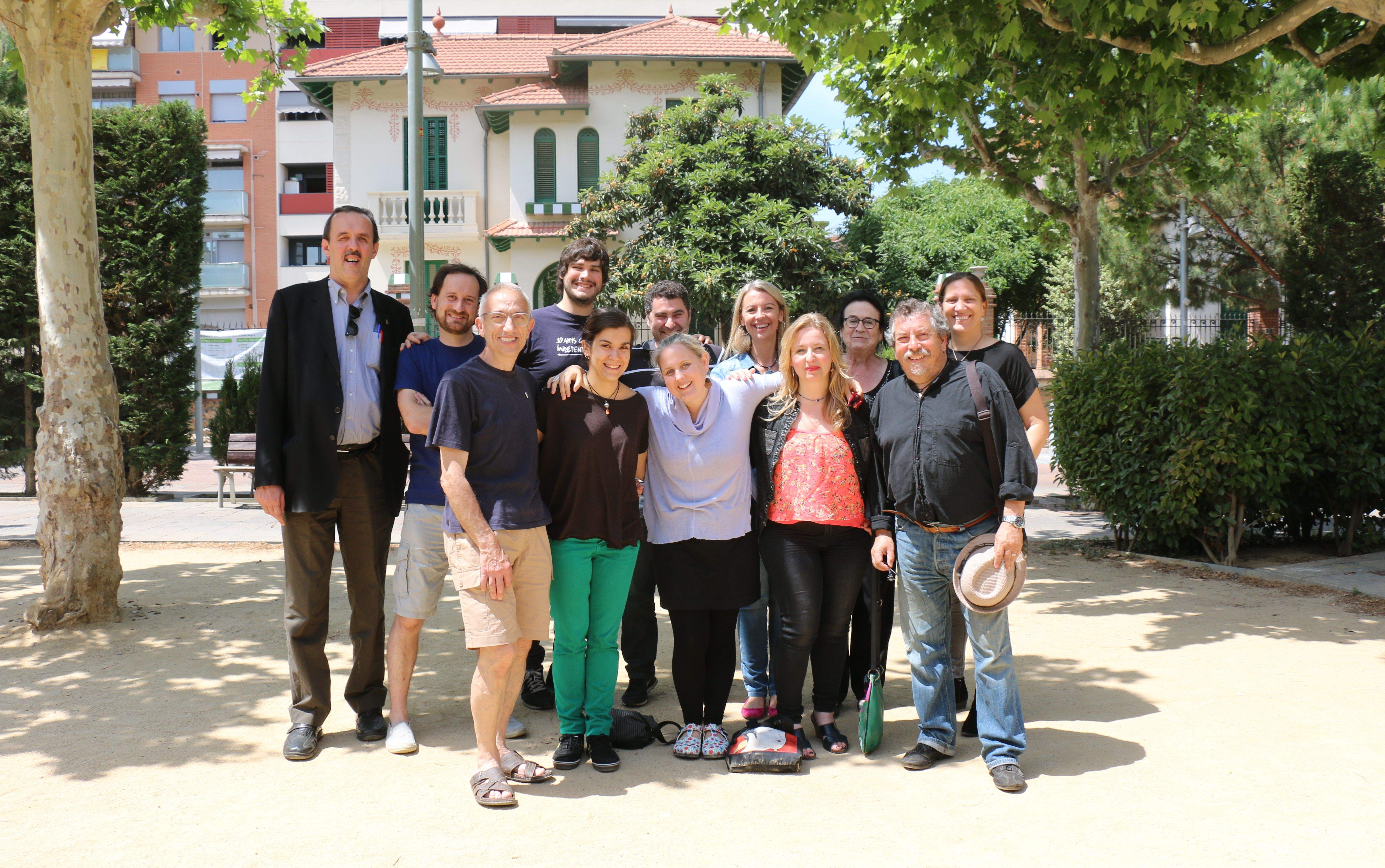 La coalició ha organitzat aquest diumenge una trobada-vermut a la plaça d’en Coll amb militants, simpatitzants i veïns. FOTO: Cedida