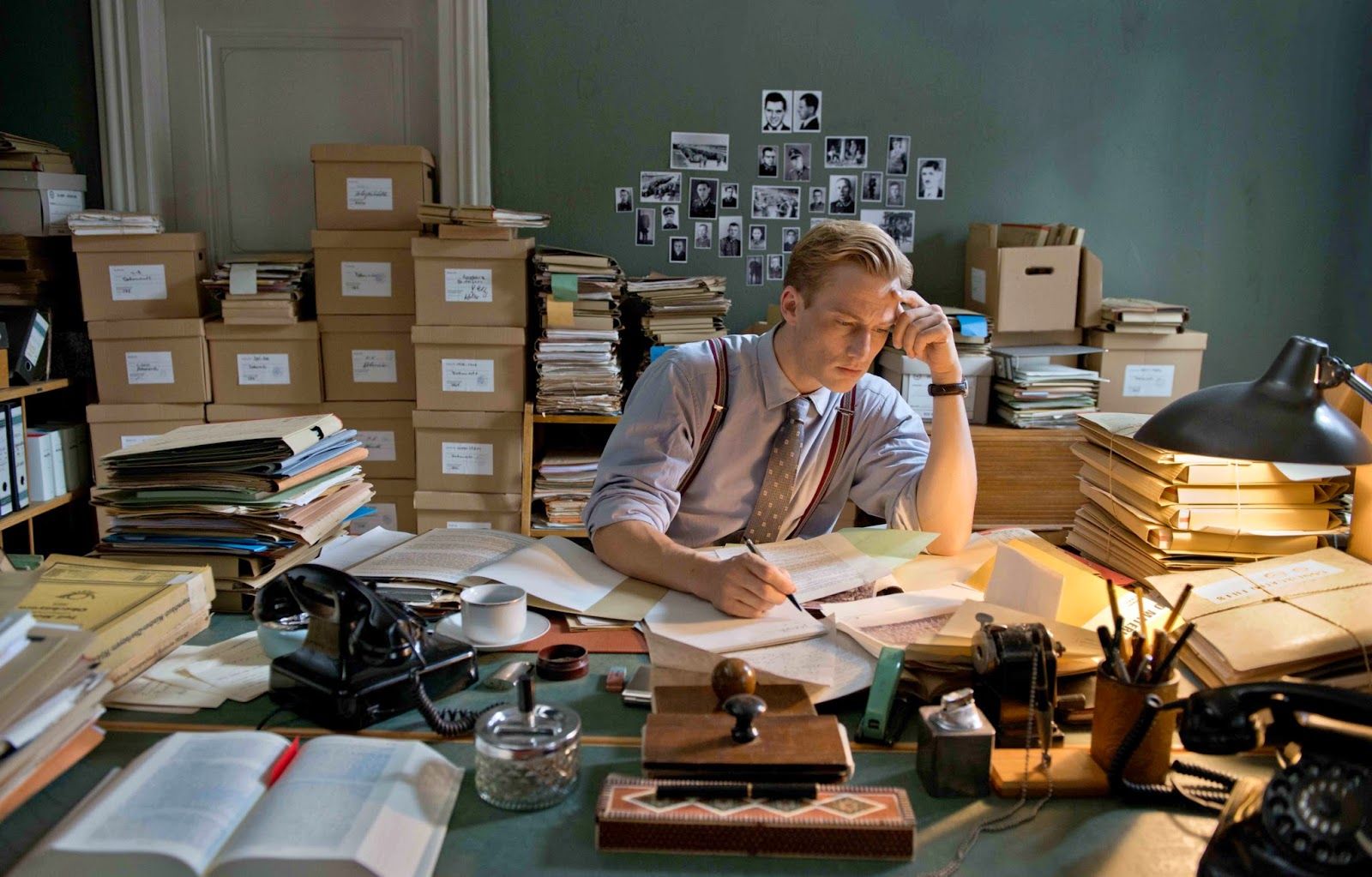 Alexander Fehling en el paper del jove fiscal Johann Radmann en una escena de la pel·lícula