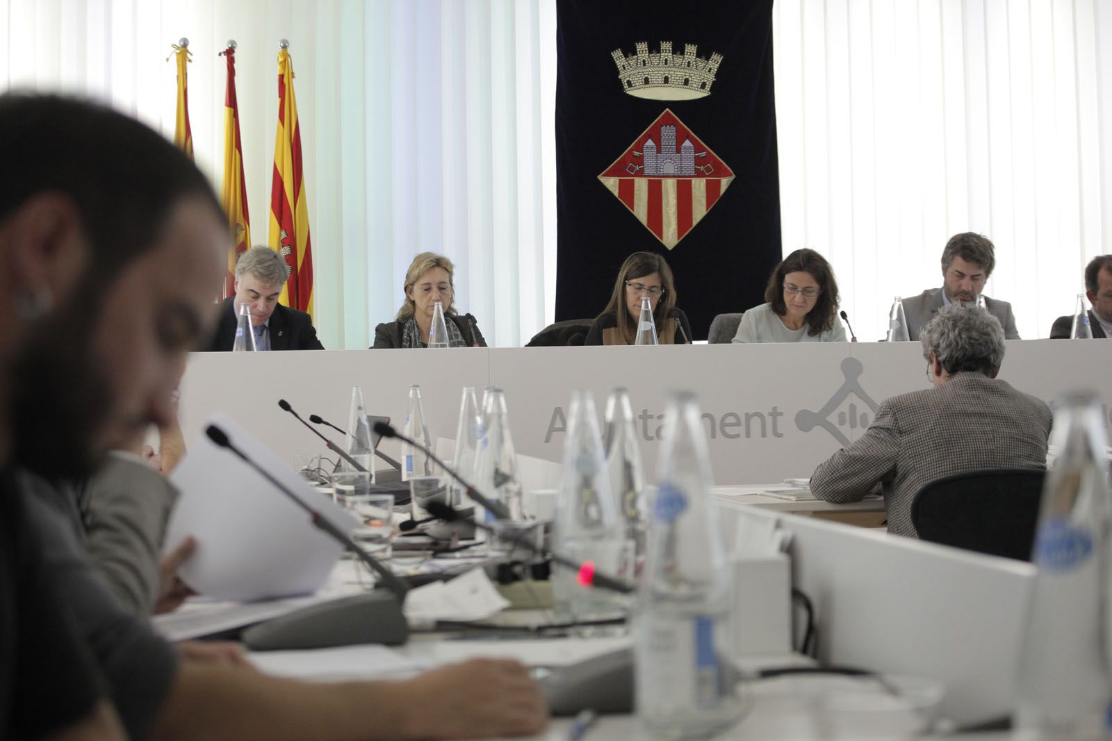 El regidor de la CUP Ignasi Bea i el govern de CiU. Totes dues formacions podrien ser les vencedores de la jornada electoral. FOTO: Artur Ribera