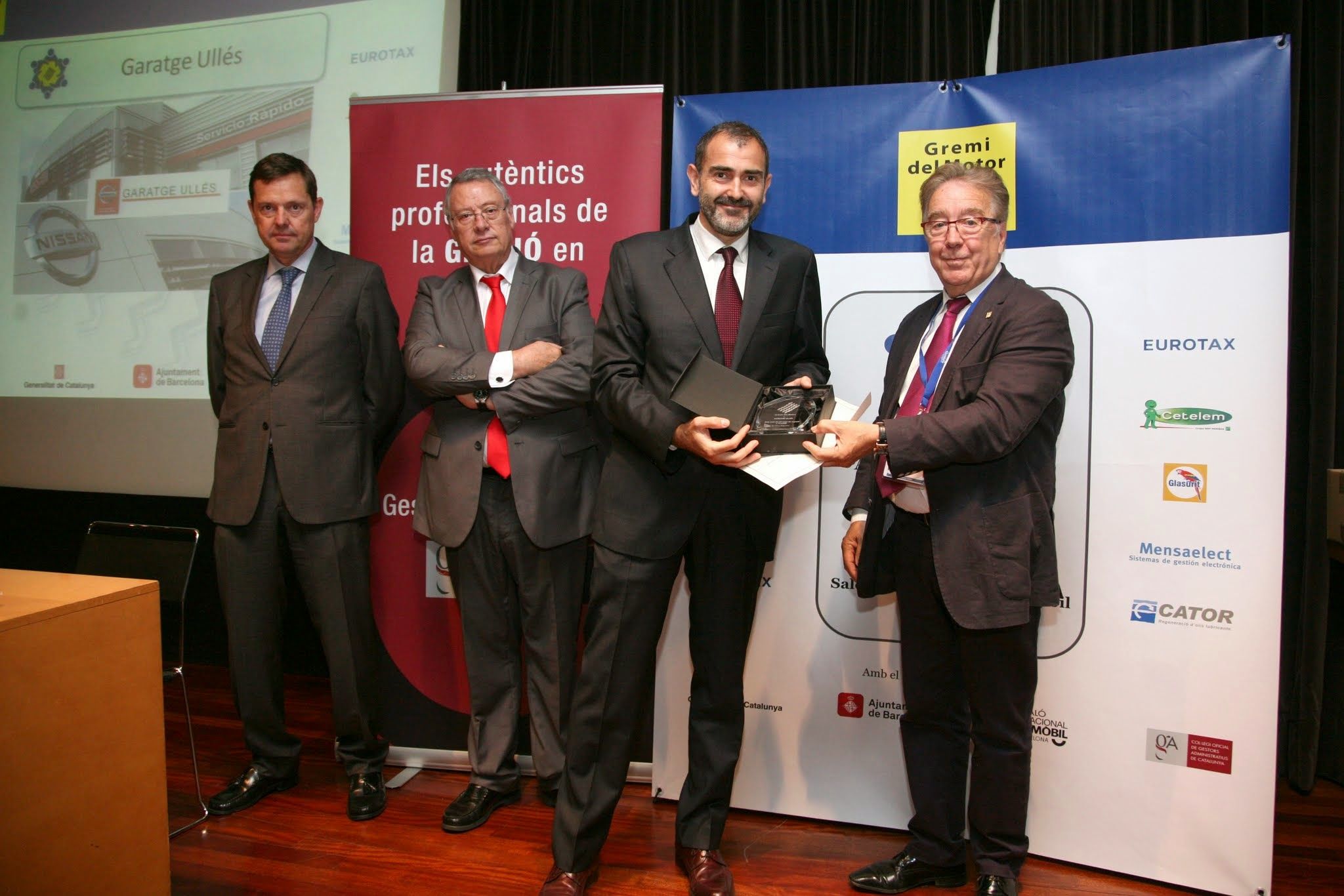 Àlex Tort, director comercial de Garatge Ullés, en el moment de l'entrega de la distinció