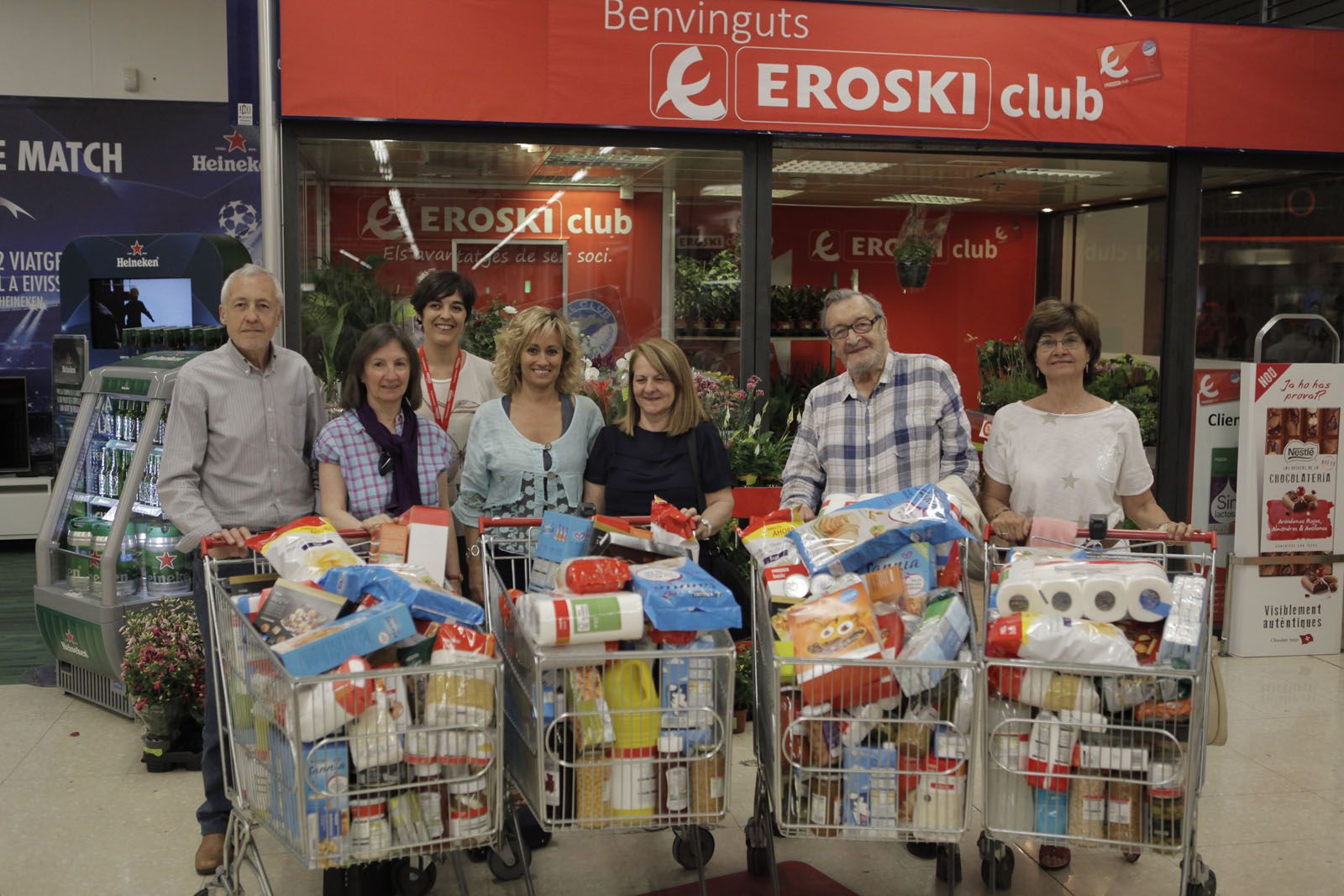El DIARI i EROSKI fent entrega dels carros. FOTO: Artur Ribera