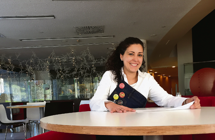 La Sònia Guerra prepara els papers de l’hotel pel dia següent. FOTO: JR Armadàs