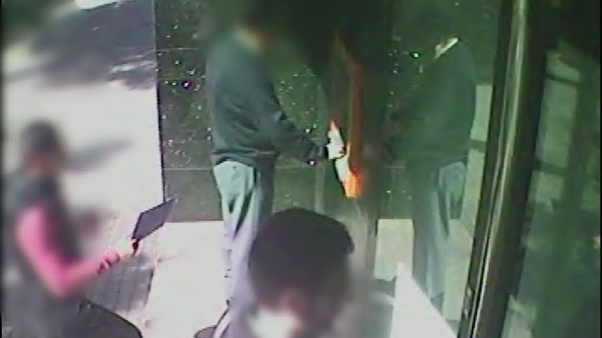 Una víctima a punt de ser abordada pels lladres. FOTO: Mossos d'Esquadra