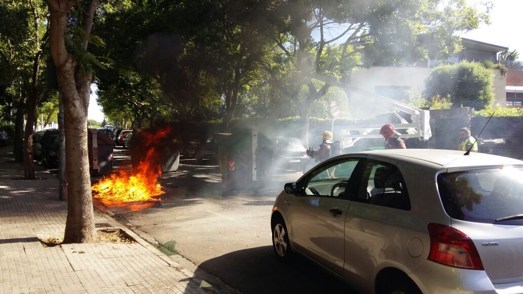 Moment d'un dels incendis. FOTO: Àgata Guinó 