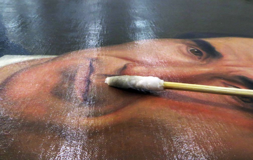 Fotografia del procés de neteja de la superfície pictòrica. FOTO: Ramon Morato