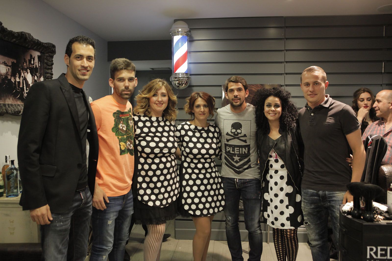 Yolanda Calvo i el seu equip amb els quatre jugadors de futbol. FOTO: Artur Ribera