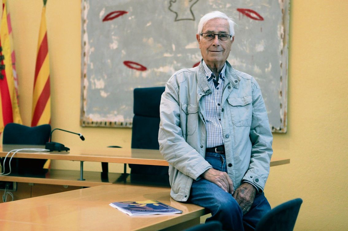 Àngel Casas al Saló de Plens de l'antic ajuntament de la ciutat. FOTO: Artur Ribera