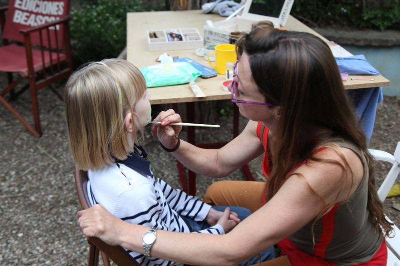 Taller de maquillatge per a nens a l'ADA. FOTOS: Lali Puig