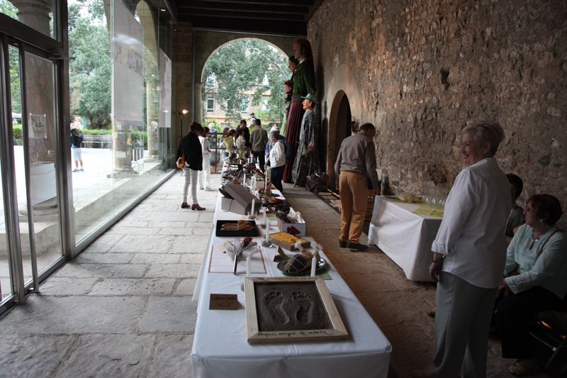 Instal·lació colectiva “Trepitjant fort” al Claustró del Monestir. FOTOS: Lali Puig