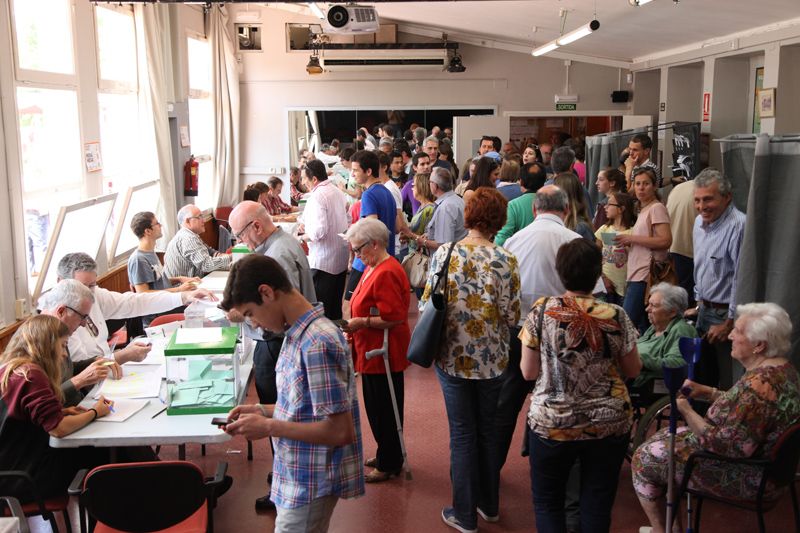   Acumulació de gent votant al migdia. FOTO: Lali Puig 