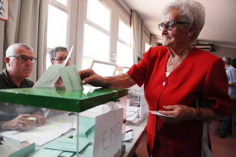 Una votació feta al Casalet de Valldoreix. FOTOS: Lali Puig