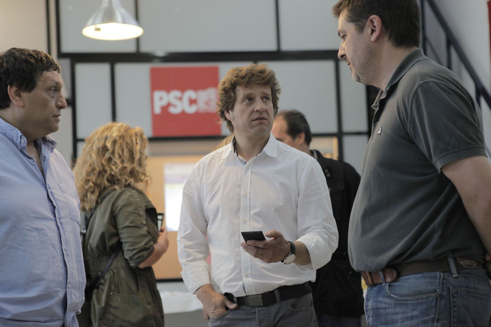 Pere Soler, al centre, i Michael Cáceres, a la dreta, durant la passada nit electoral a la seu del PSC. FOTO: Artur Ribera