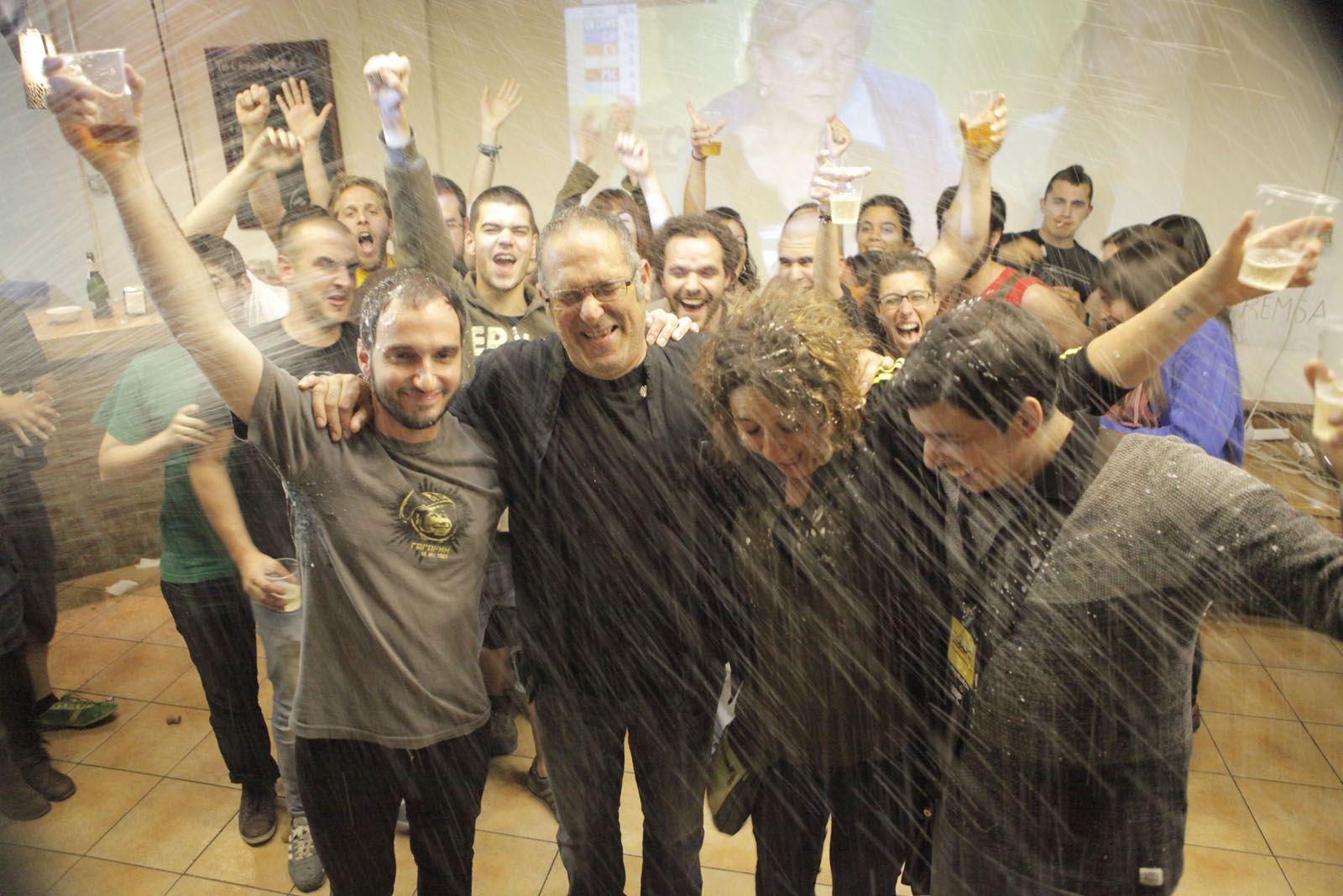 D'esquerra a dreta, els quatre regidors de la CUP-PC: Bea, Piqué, Gibert i Defranc, regats amb cava. FOTO: Artur Ribera