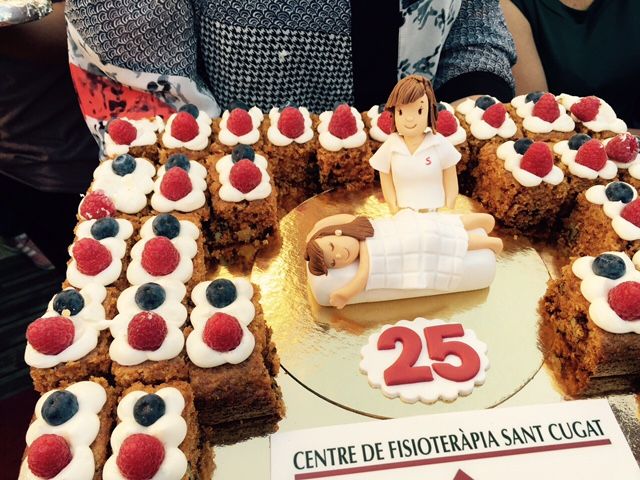 Van oferir pastís, pica-pica i música per als pacients que han passat per al centre durant els 25 anys. FOTO: Cedia 