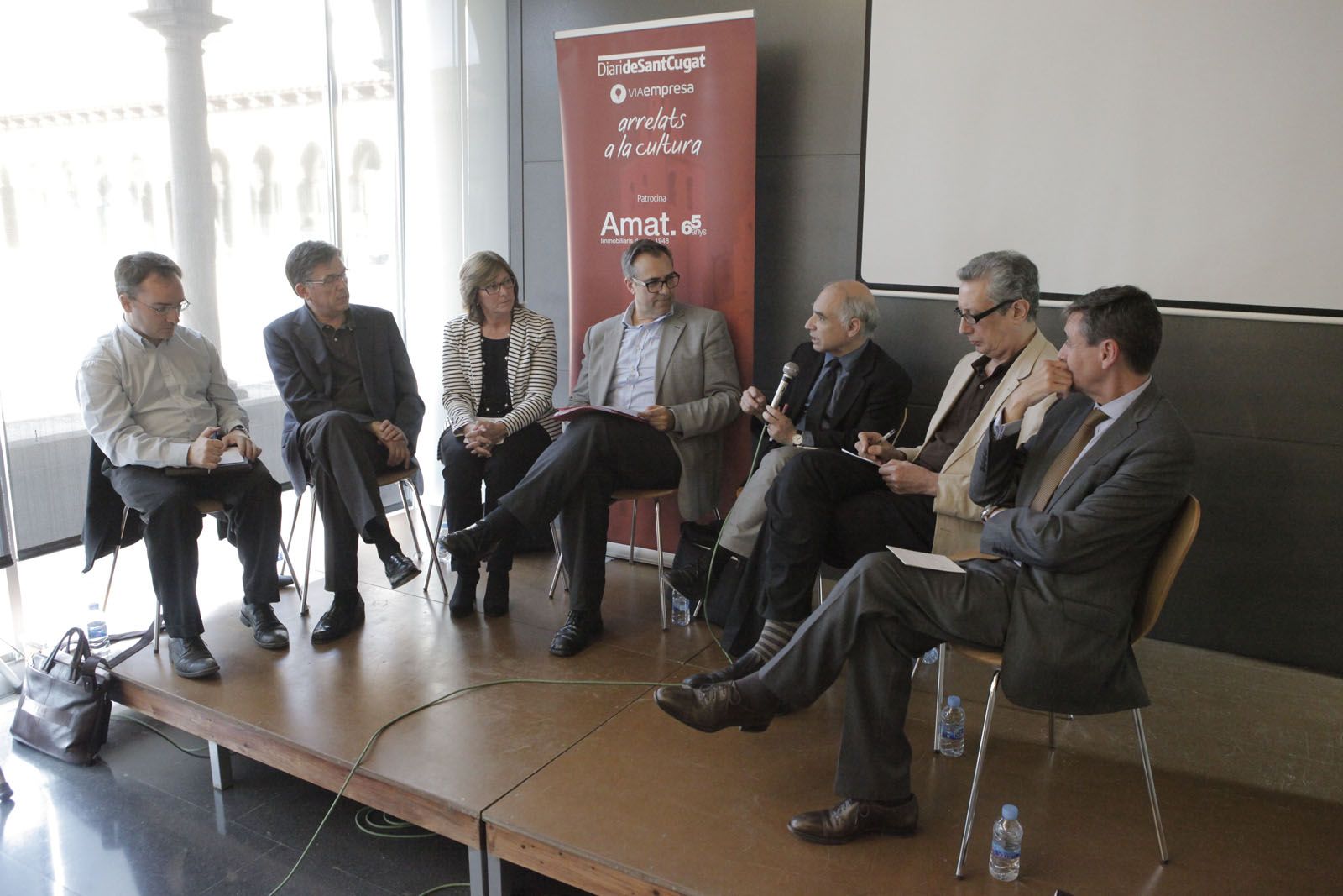 El debat se celebrava al claustre superior del Monestir. FOTO: Artur Ribera