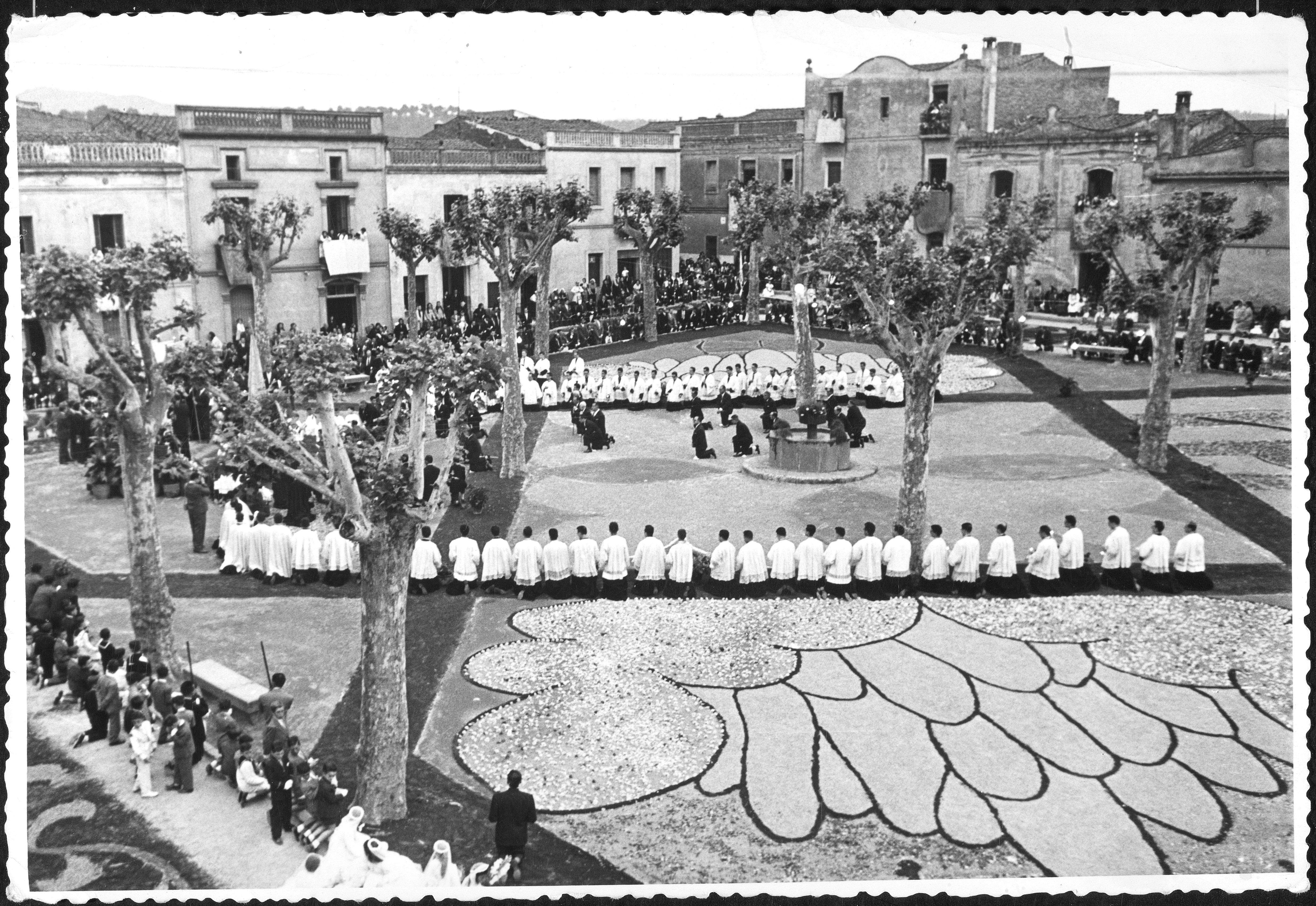 Plaça Barcelona el dia del Corpus pels volts dels anys 50. Autor: Cabanas. Fons Família Bruix Olivé, AHSCV.