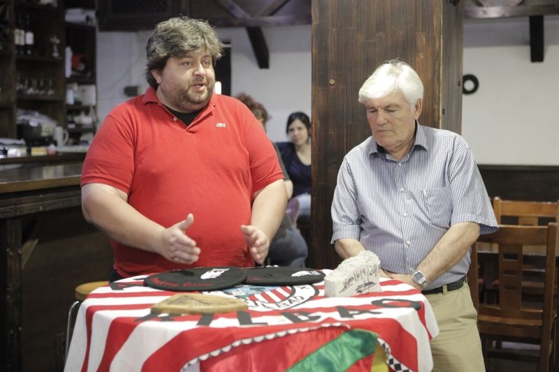 Sergi Sánchez i Josep Maria Félez, en una recepció de la penya Athletic Club Bilbo Ondokoak a la Penya Blaugrana Sant Cugat. FOTO: Artur Ribera 