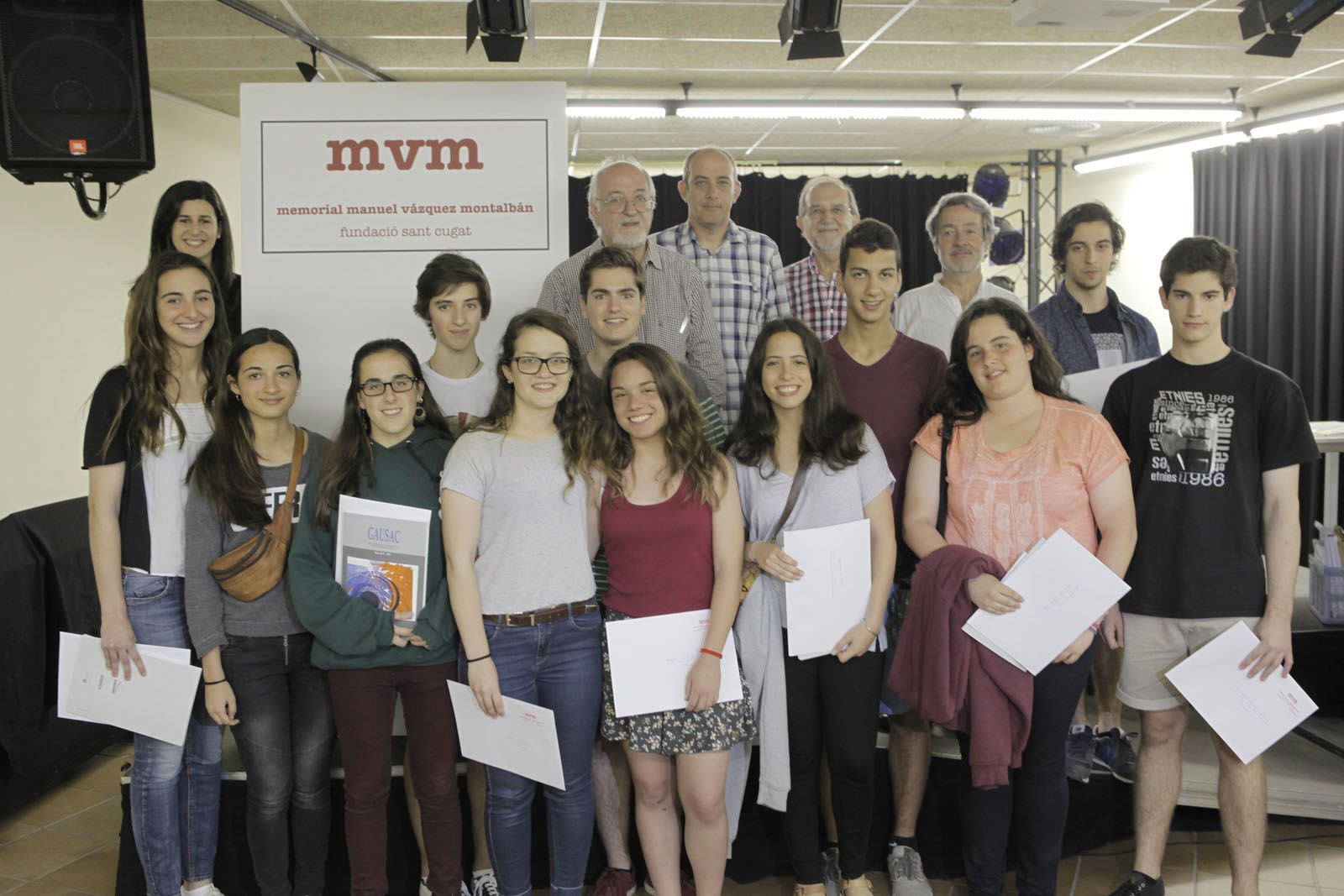 Foto de família de tots els guardonats i el jurat durant l'acte de dijous, 28 de maig. FOTO: Artur Ribera