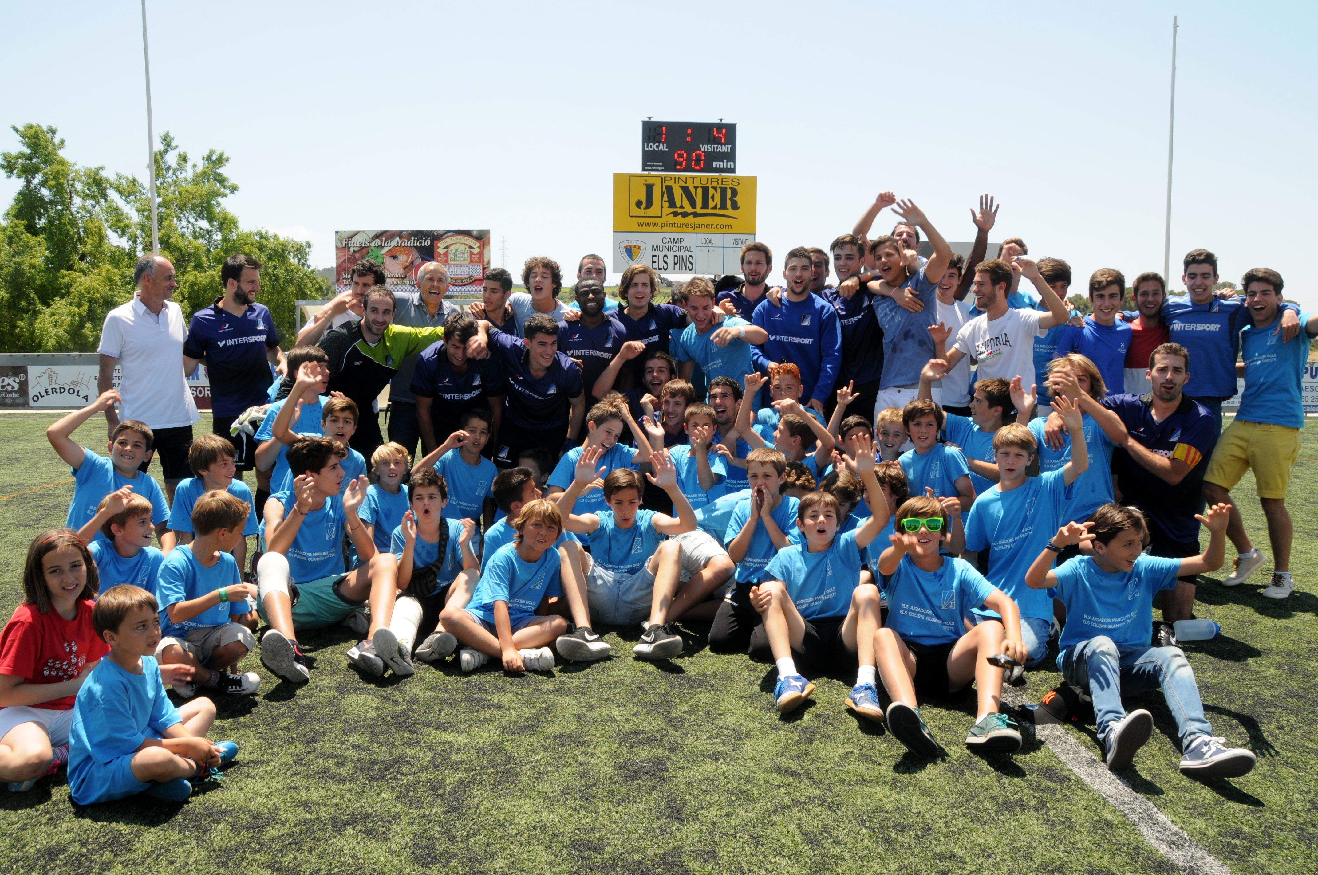 El Junior FC i l'afició celebrant la permanència. FOTO: Xavier Riera