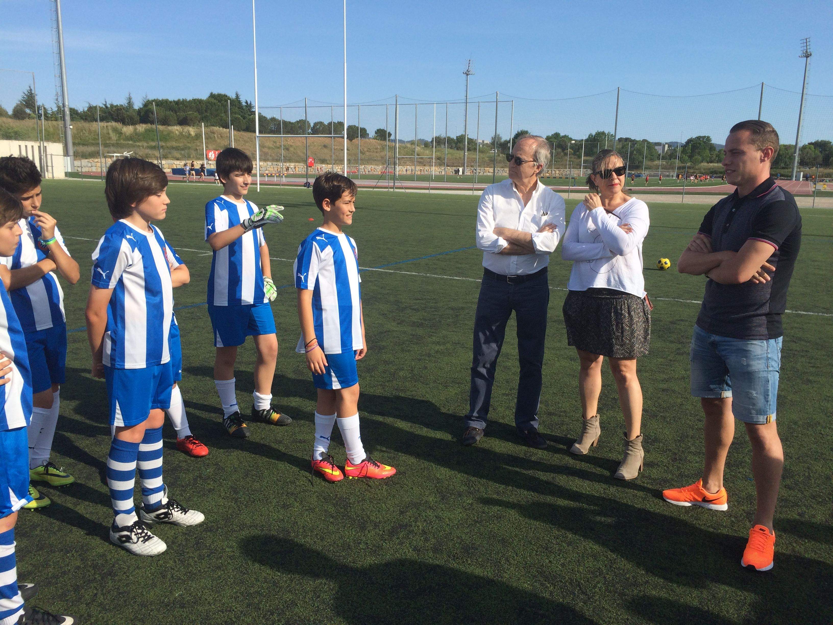 Abraham va conversar amb tots els nens de la XEF Sant Cugat. FOTO: À. L. P.