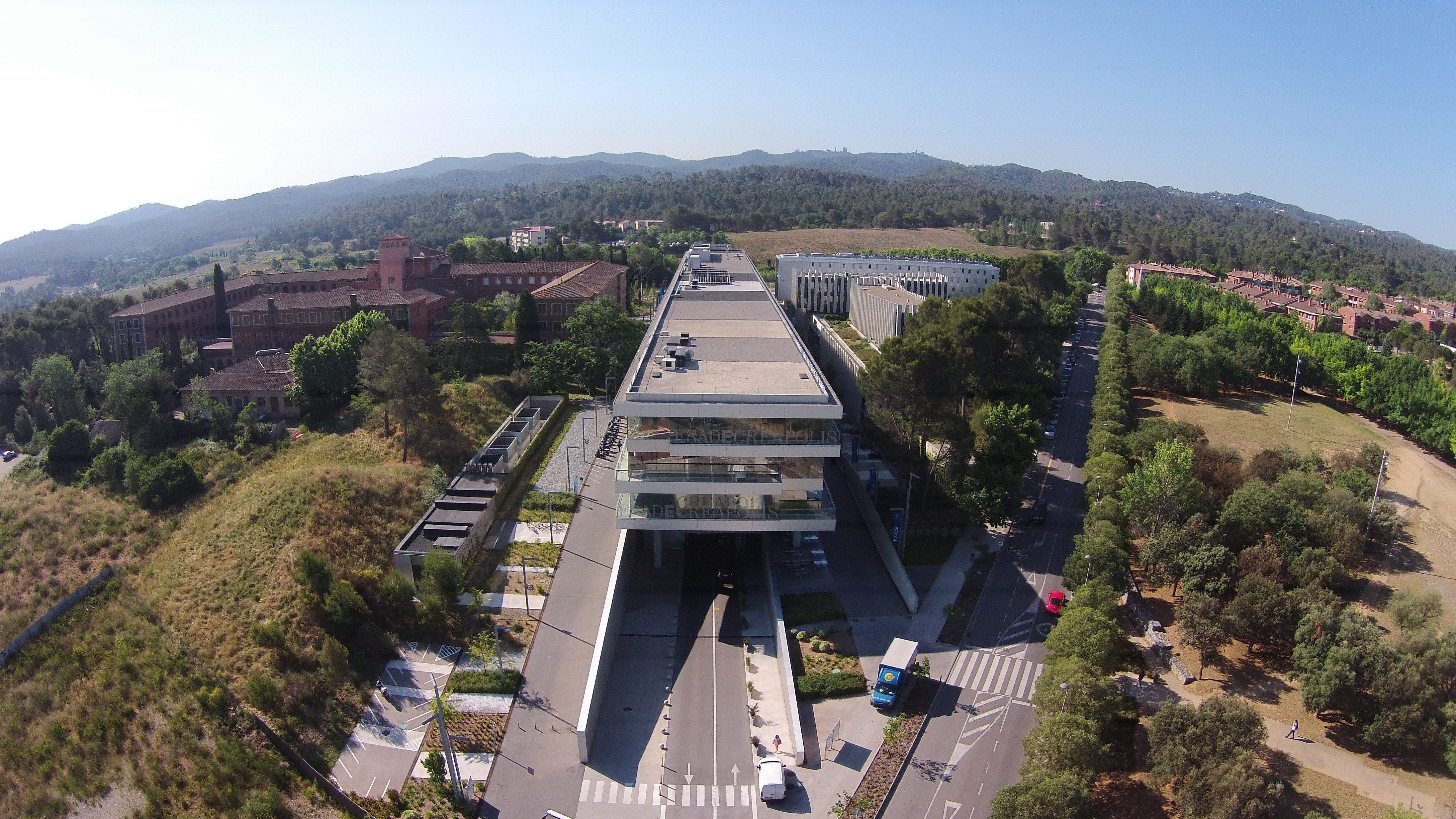 A la part empresarial hi trobem l’edifici Creapolis i la Residència-Club per donar acollida a tots els experts en innovació