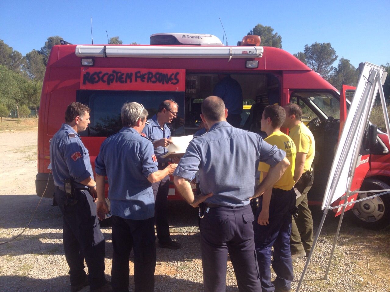 El dispositiu de recerca organitzant-se. FOTO: Lali Puig