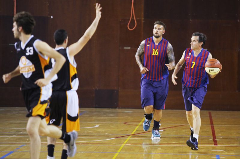 Partit de bàsquet solidari en favor de Càritas. Qbasket Sant Cugat-Jugadors de veterans de bàsquet del FC Barcelona a la ZEM Rambla del Celler. FOTOS: Lali Puig
