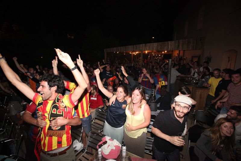 La celebració de la victòria del Barça al bar MUT. FOTO: Lali Puig