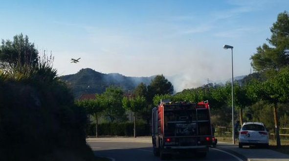 L'ADF Sant Cugat treballant a la zona de l'incendi. FOTO: @GIEADFSCV