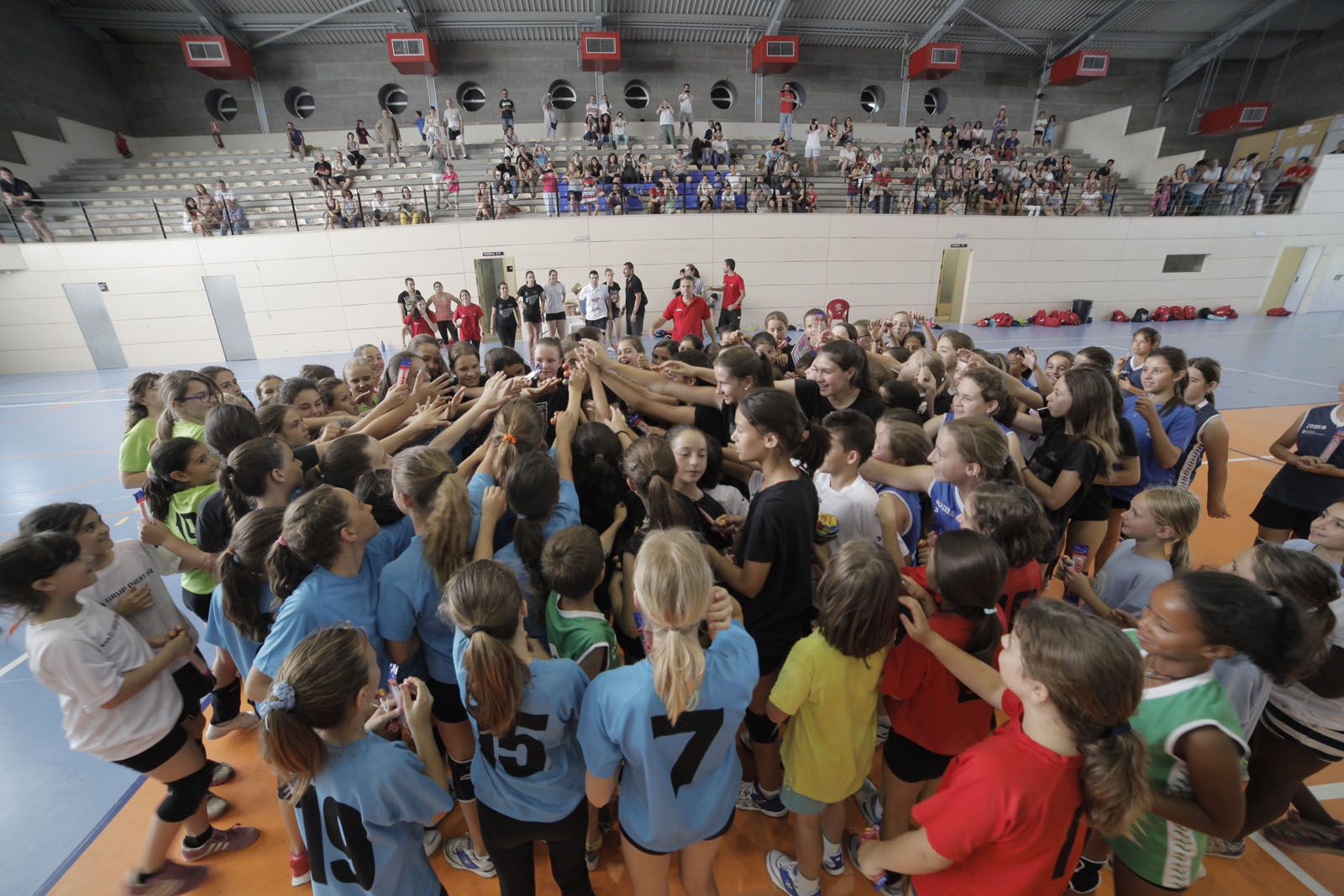 El voleibol escolar fa pinya en la jornada de cloenda. FOTO: Artur Ribera