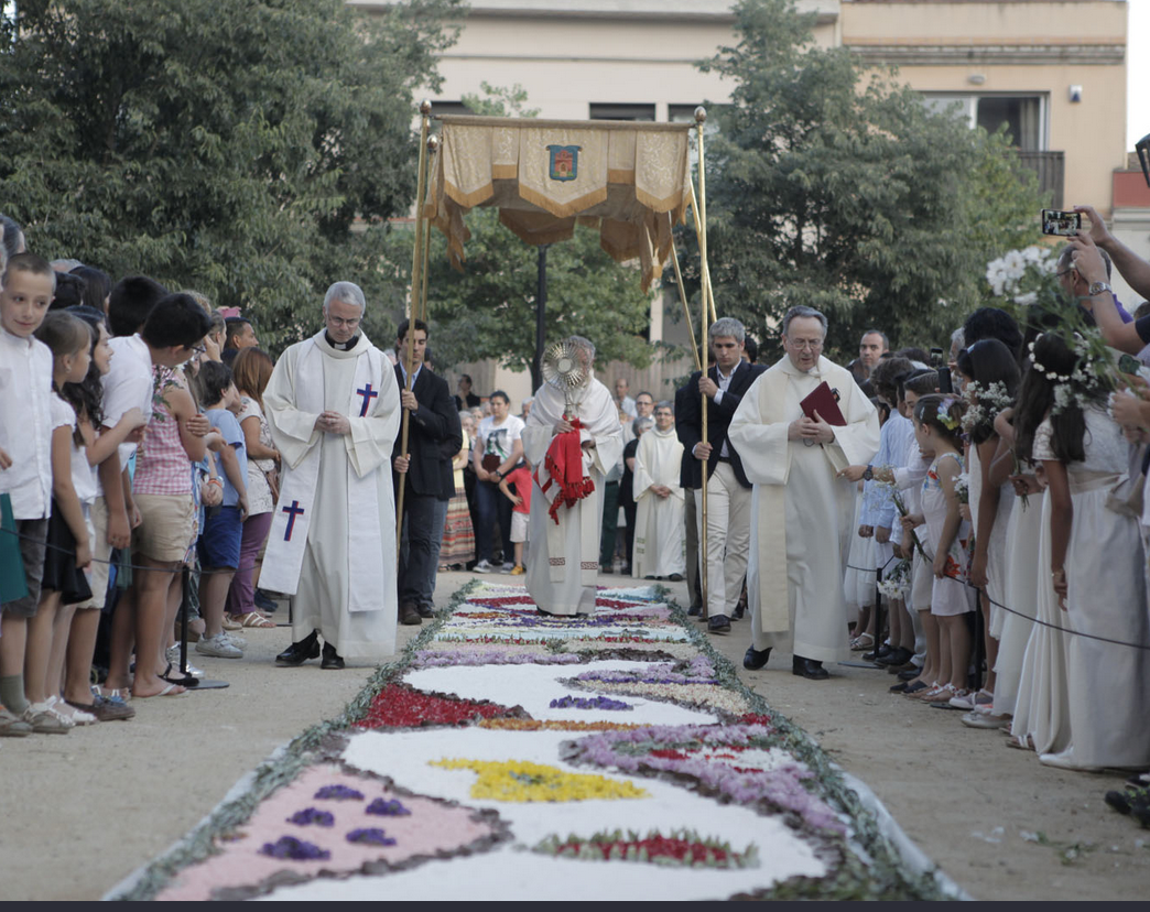 El Corpus Christi s'ha celebrat als voltants del Monestir. FOTO: Artur Ribera