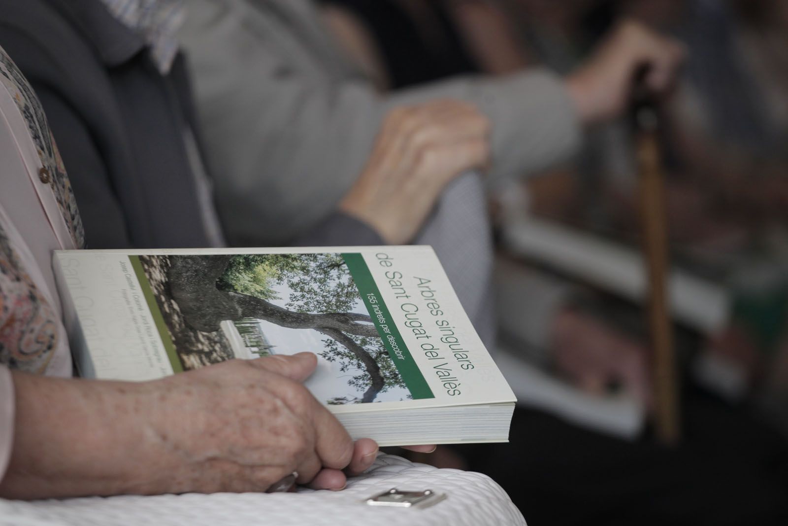 Una persona del públic amb el llibre entre mans. FOTO: Artur Ribera