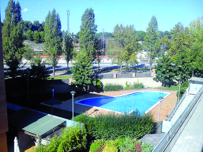 Ref.18641: Coll Favà, de 98 m2 amb 4 habitacions, 2 banys. Pàrquing i traster. Zona comunitària amb 2 piscines. Zona consolidada amb tota mena de serveis i comunicacions. Venda: 330.000 €