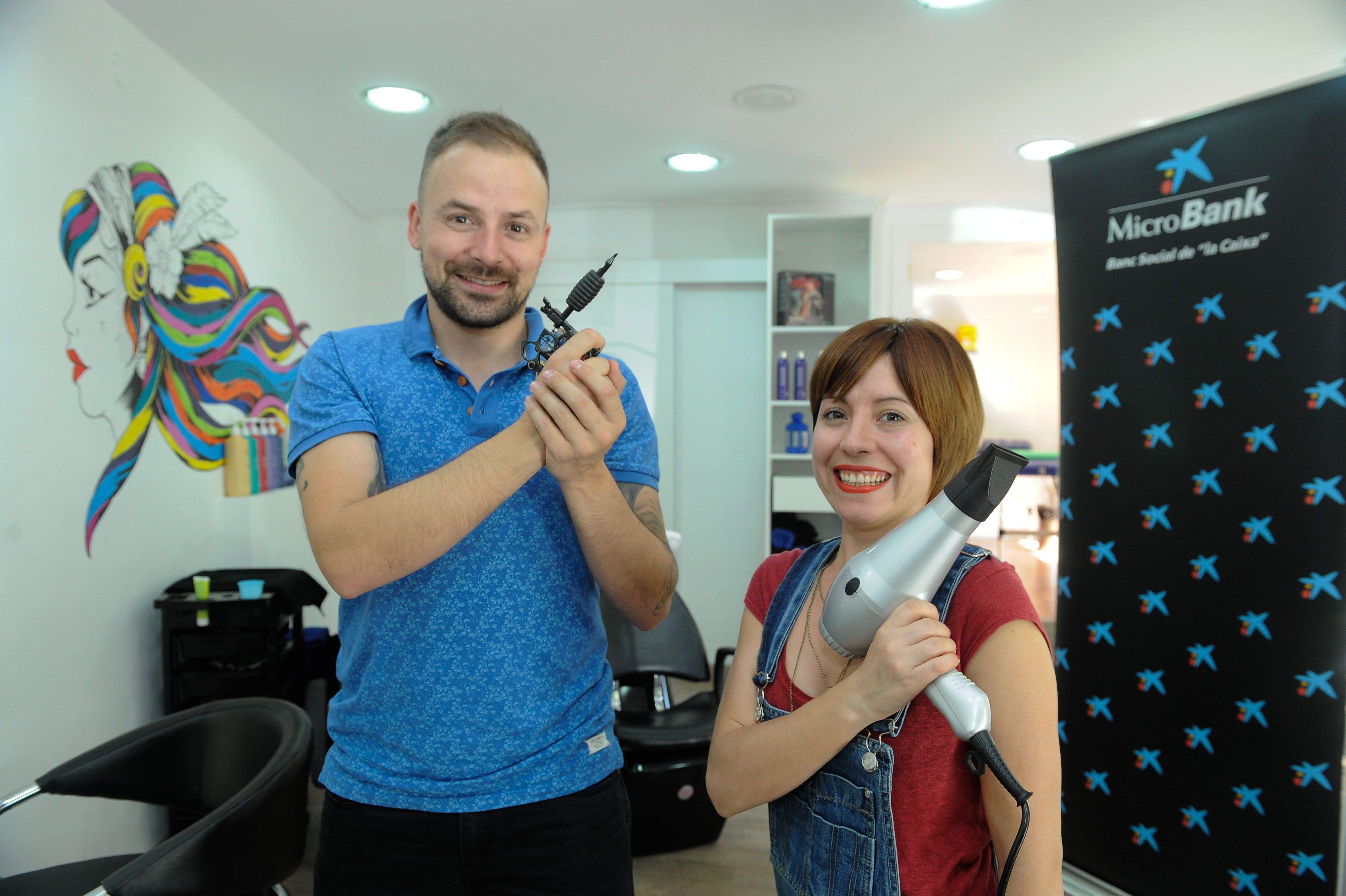 Andrea Biasi i Jaime Vall van muntar 'Manostijera' & Jaime Tattoo al centre de Sant Cugat amb l'ajuda d'aquests microcrèdits. FOTO: Cedida