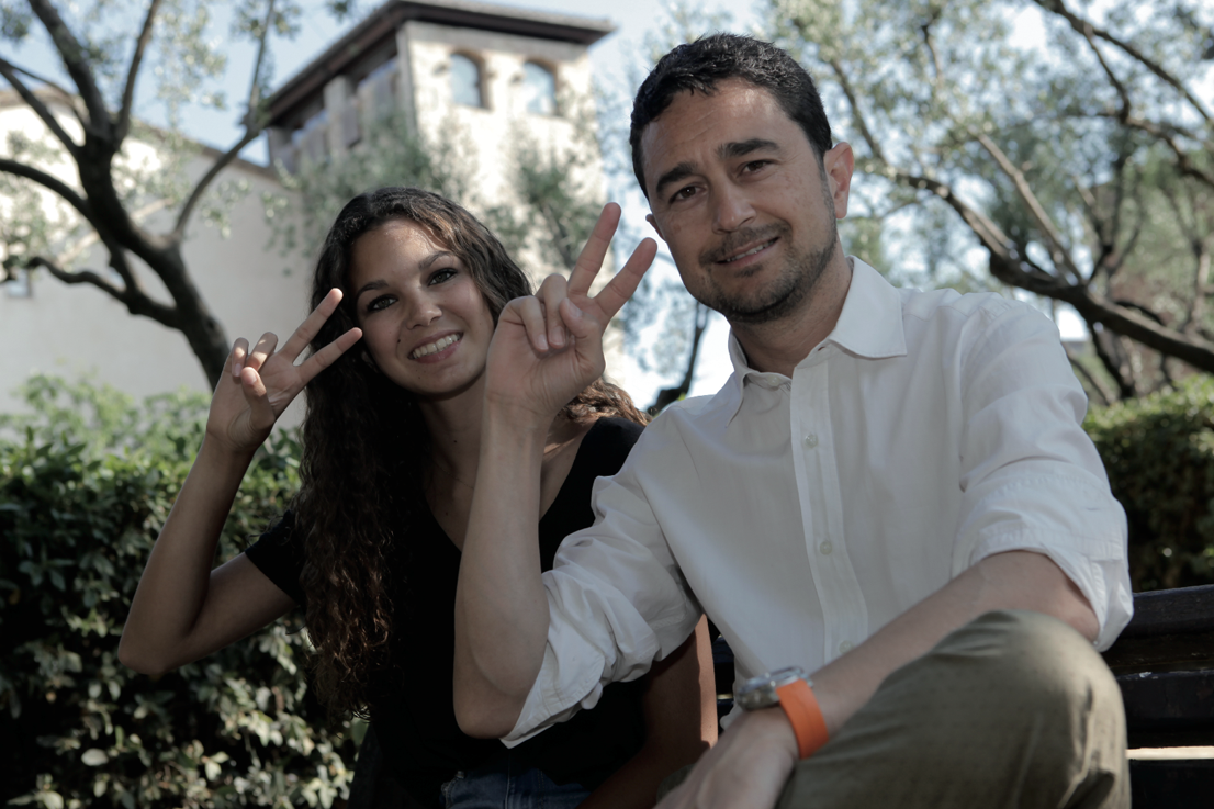 La Maria i el Damià, germana i pare de la Laia, fent el símbol de la campanya “Implica’t” que promouen plegats. FOTO:  A. Ribera