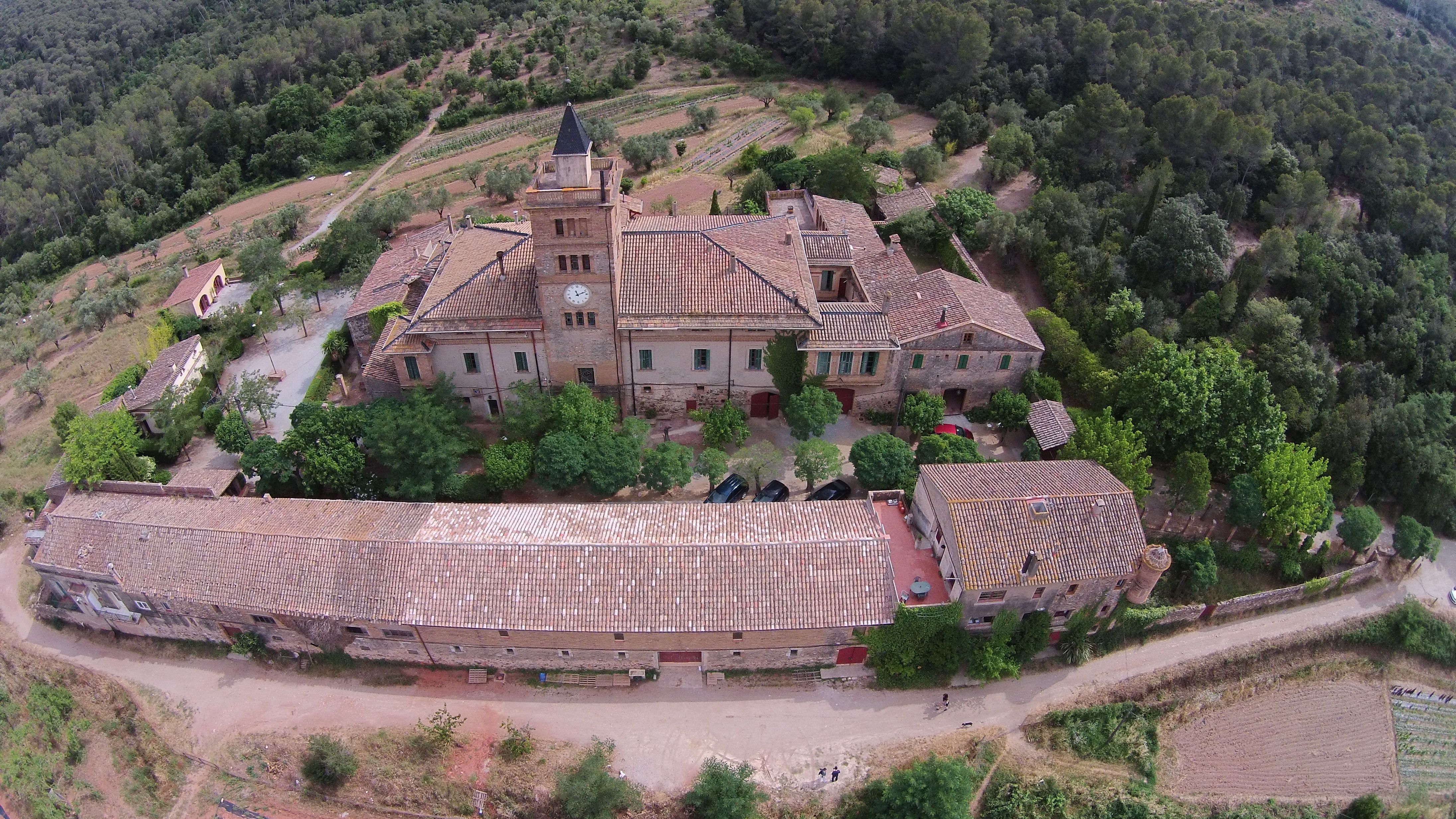 La masia està situada a la falda del Puig Madrona