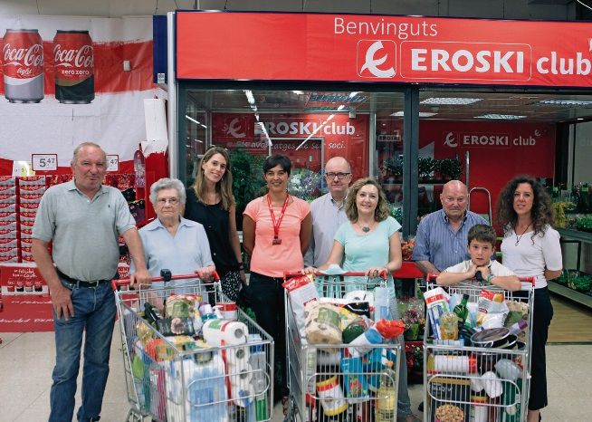 El DIARI i EROSKI fent entrega dels carros. FOTO: Artur Ribera