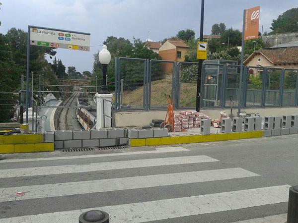 El mur s'ha construït a dalt de les escales de l'estació de FGC de la Floresta. FOTO: Twitter/Sílvia Llombart