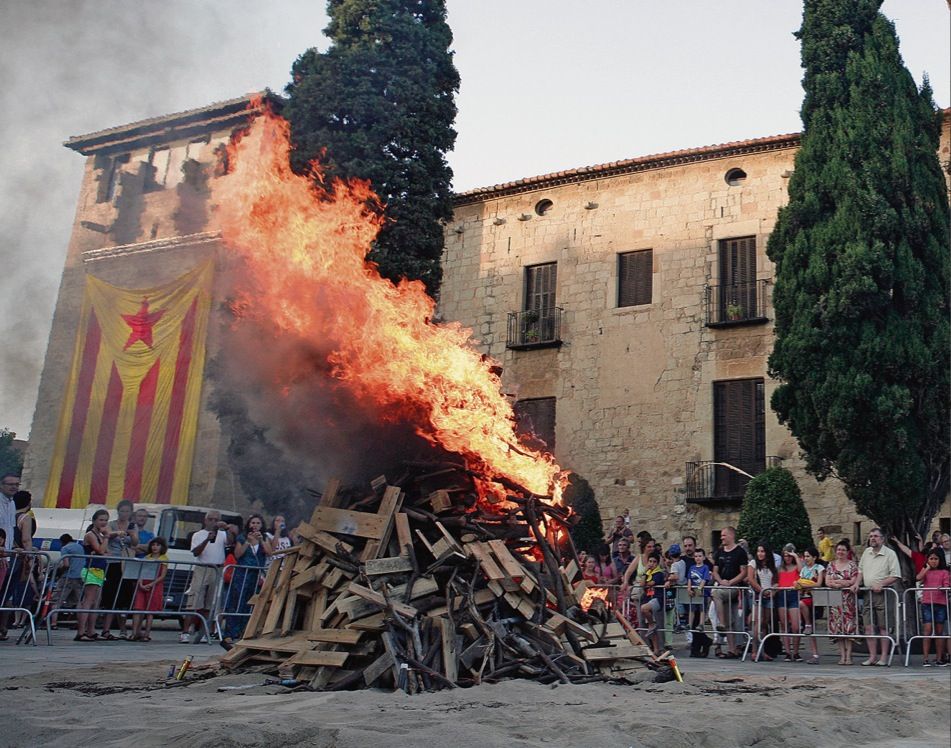 La foguera de Sant Joan s'encén a la plaça d'Octavià amb la Flama del Canigó FOTO: Artur Ribera