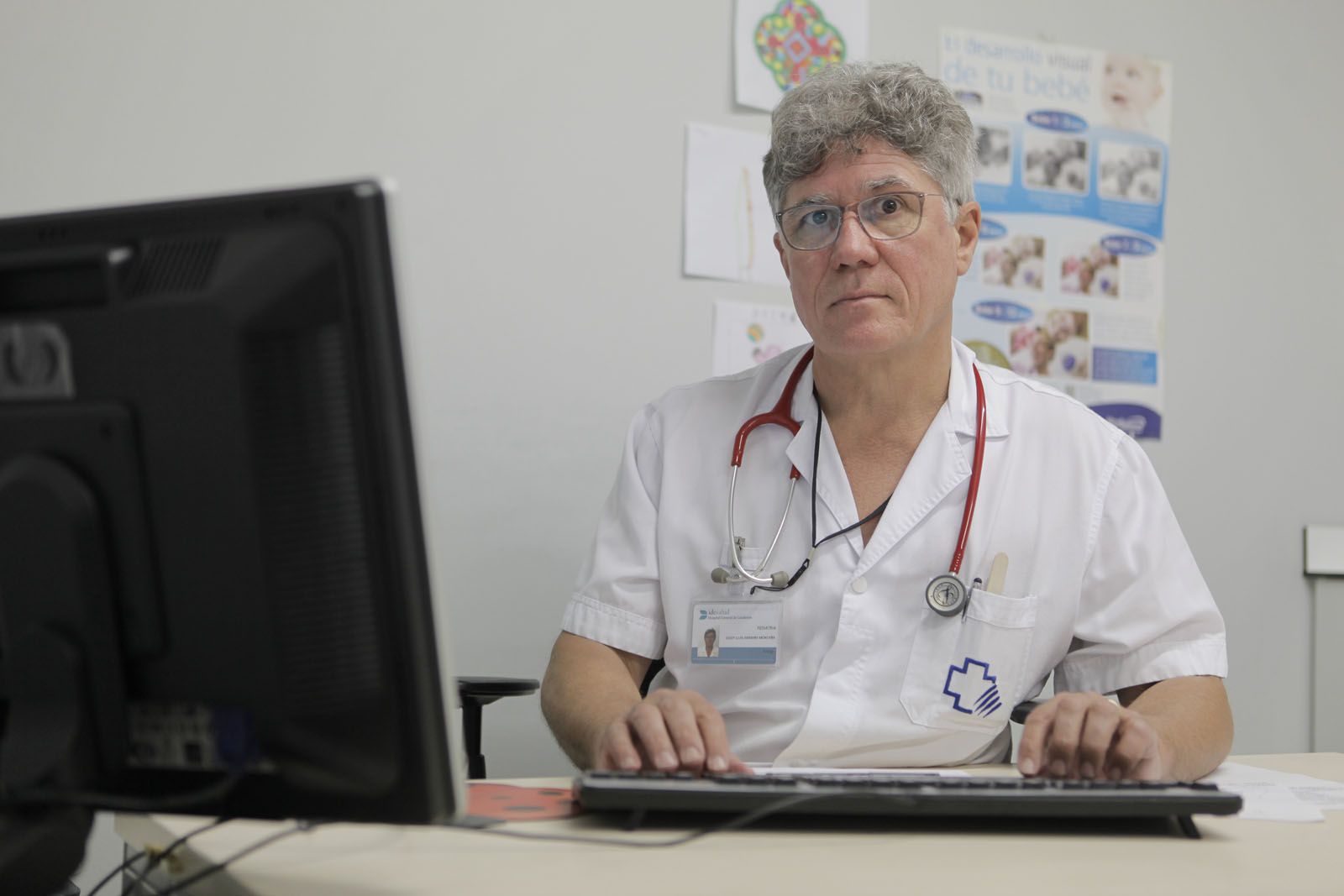 El doctor Arimany a la seva consulta. FOTO: Artur Ribera