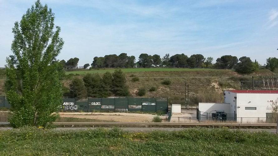 La imatge mostra el resultat després de l'actuació, on ja no hi ha les línies aèries que recorrien l’avinguda Alcalde Barnils. FOTO: Cedida