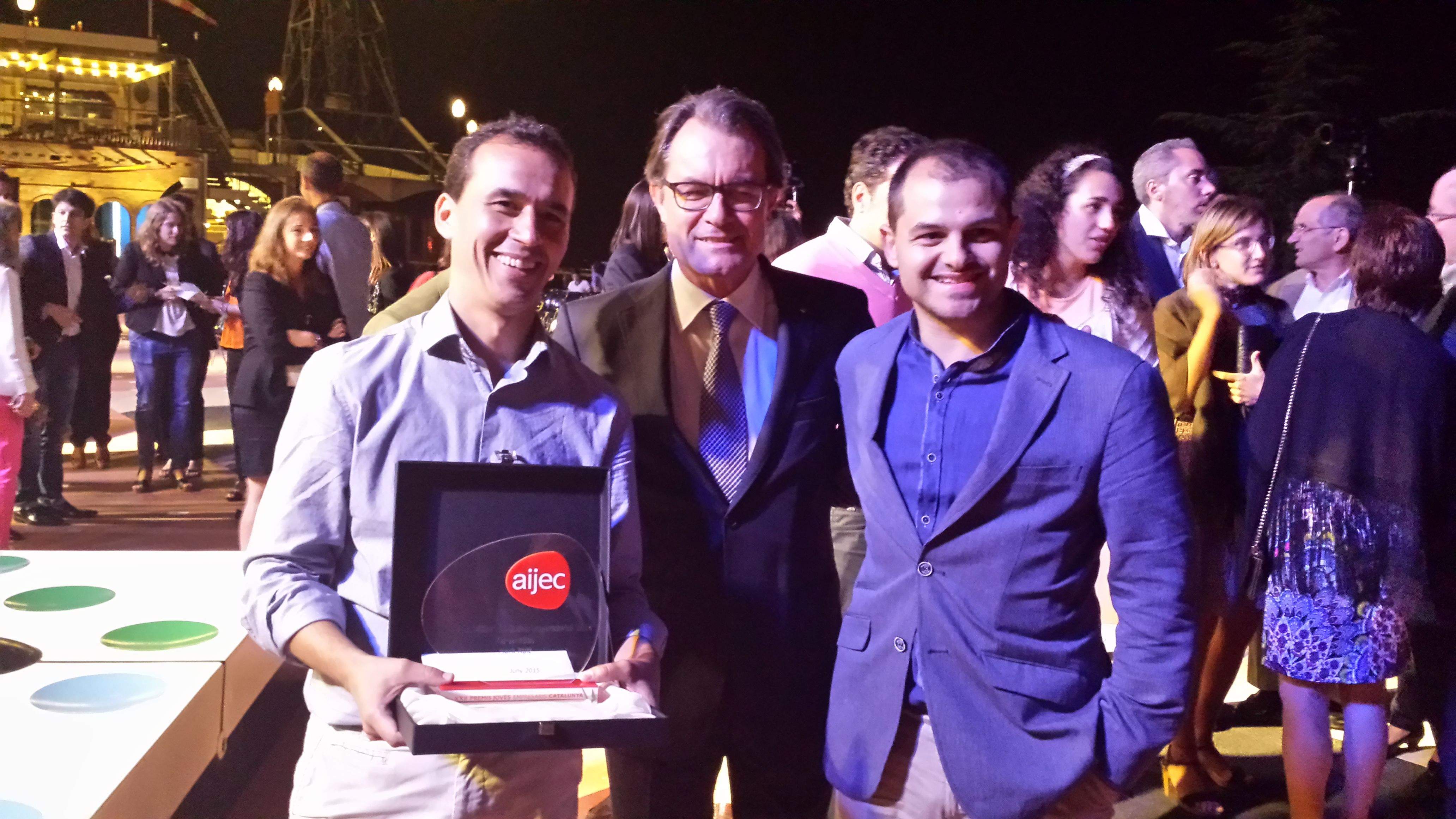 Els guanyadors del premi amb el President de la Generalitat, Artur Mas. FOTO: Cedida