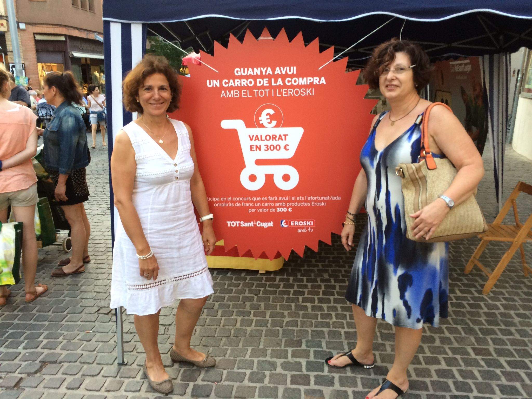 El TOT fent entrega del carro a la guanyadora del sorteig de l'any passat. FOTO: Arxiu