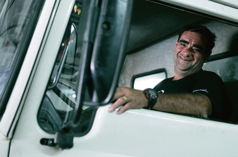 Juan Sánchez, xòfer, ajuda els muntadors i fa el desbrossament. FOTO: Artur Ribera