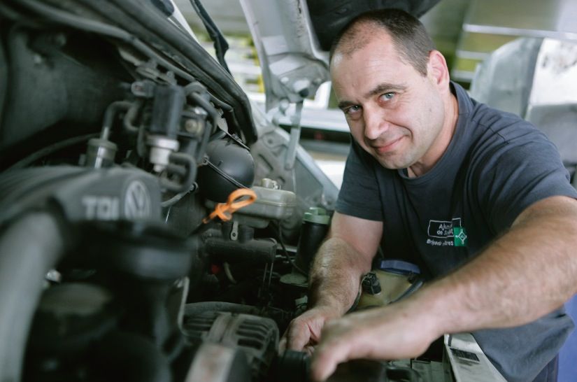 Moisès Buendía, mecànic de la Brigada. FOTO: Artur Ribera